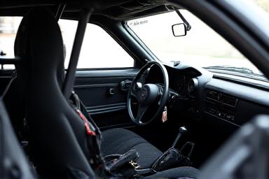 Interno di un'auto da corsa con roll-bar e sedile sportivo